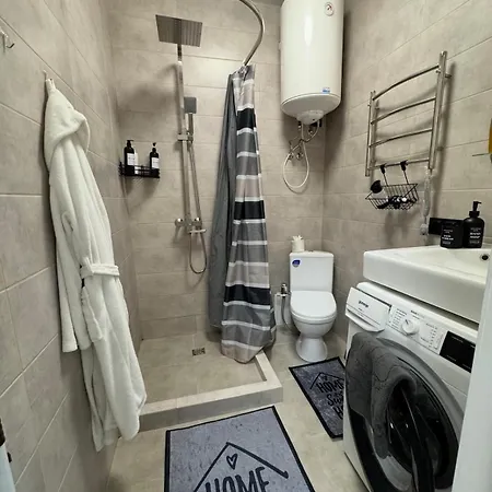 возле жд вокзала и старосенной площади Apartment